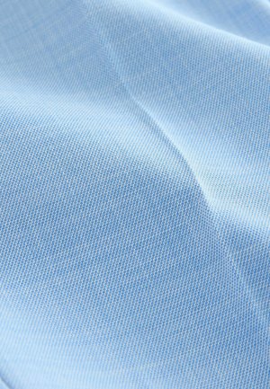 Tejido azul claro con un sutil patrón de espiga, que presenta una textura suave y un caído delicado. Adecuado para diversas aplicaciones textiles.