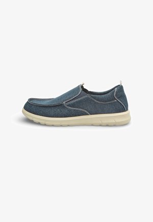 Scarpa casual senza lacci blu scuro con cuciture bianche e suola in gomma beige, progettata per il comfort e l'uso quotidiano.