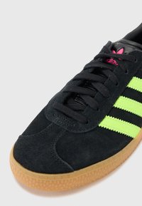 adidas Originals GAZELLE UNISEX - Tenisky - core black/signal green/shock pink