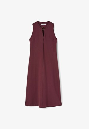 Ärmelloses bordeauxfarbenes Kleid mit geradem Schnitt, das einen Schlüsselloch-Ausschnitt und goldene Hardware-Details aufweist. Geschmeidiger Stoff mit leichtem Glanz.