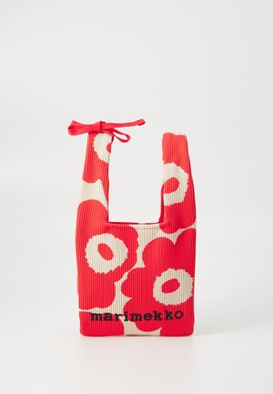 Rød ribbet stofpose med store hvide blomster mønstre, featuring en firkantet åbning og en sløjfe detaljer på håndtaget, mærket "marimekko."