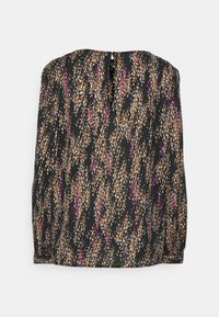 Top nero scollato sulle spalle con un motivo astratto colorato di punti arancioni, viola e bianchi; presenta un'apertura a chiave sul retro.
