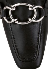 Mocassin en cuir noir avec un bout pointu et un détail en chaîne ovale argentée sur le devant.