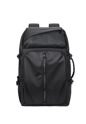 Schwarzer rechteckiger Rucksack mit mehreren Reißverschlussfächern, verstellbaren seitlichen Gurten und gepolsterten Schultergurten.