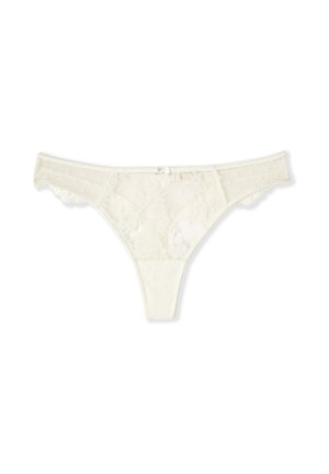 Perizoma bianco in pizzo con motivi floreali, lati in rete e un piccolo fiocco frontale su sfondo bianco.