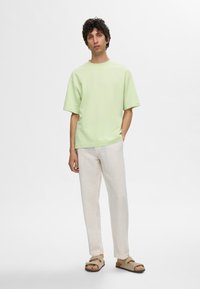 Selected Homme SLH LOOSE OSCAR O NECK TEE - T-shirt basic - bok choy