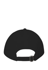 Gorra negra con visera curva, hecha de una tela texturizada. Correa ajustable en la parte posterior con hebilla de metal. Sin patrones ni logotipos visibles.