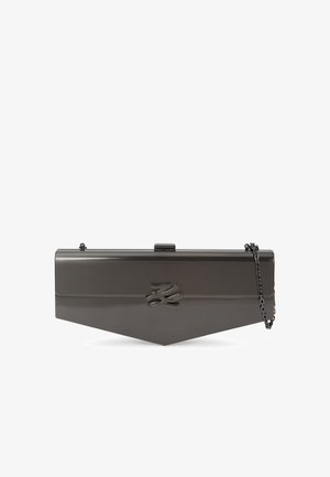 Fényes sötétszürke borítéktáska szögletes alsó éllel, fémes logóval az elején, és jobb oldalon lelógó láncos pánttal.