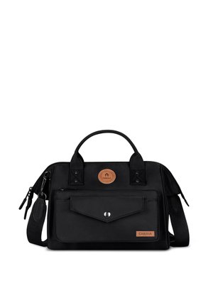 Sac à main rectangulaire noir avec poignées sur le dessus, poches avant zippées et boutonnées, et bandoulière ajustable.