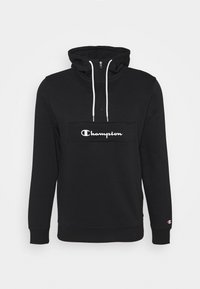 Felpa nera con cappuccio realizzata in materiale morbido, dotata di tasca frontale, chiusura a zip, cordini bianchi e un logo bianco a contrasto sul petto.