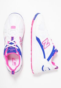 Bílé tenisové boty s modrými a růžovými akcenty. Síťovina na svršku s šněrováním a polstrovaným límcem. Gumová podrážka s texturovaným gripem.