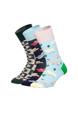 Tre farverige mønstrede sokker med grønne ahornblade, flerfarvede guldsmede og hvide lamaer på blå baggrunde.