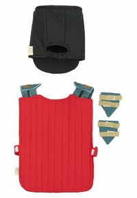 Sort polstret cover, rød quiltet vest, blå stropper med guld accenter, og matchende trekantede stykker. Har justerbare fastgørere og syninger.