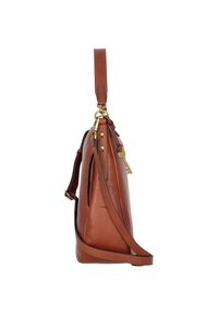 Sac à épaule en cuir marron avec une texture lisse, une seule anse supérieure et une longue sangle ajustable. Comprend des accents en matériel doré.