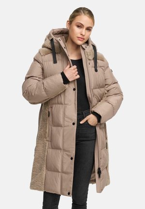 Manteau matelassé beige avec une doublure en fourrure texturée, capuche ajustée et quincaillerie noire. Comprend des poches latérales et des fermetures à boutons sur le devant.