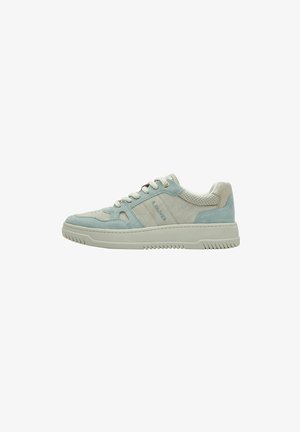 Hellblaue und beige Sneakers aus Wildleder und Mesh-Materialien, mit perforierten Akzenten, runder Zehenpartie und einer strukturierten Gummisohle.