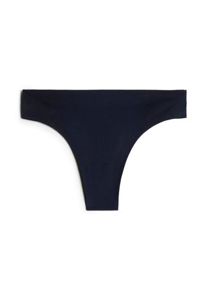 Parte inferior de bikini tipo tanga en azul marino, confeccionada con tela suave. Presenta un diseño minimalista con cortes altos a los lados y un acabado sin costuras.