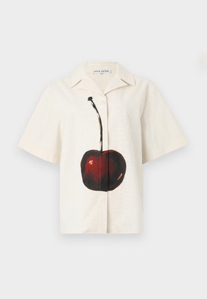Chemise crème à manches courtes avec col et boutons devant, présentant un grand motif cerise rouge foncé avec tige à l'avant.