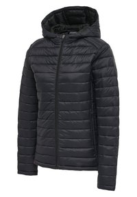 Sort quiltet hættejakke med frontlynlås og sidelommer, designet til varme og afslappet brug.