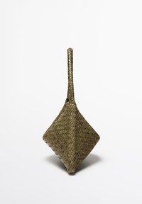Sac panier vert tissé, de forme losange, avec une longue anse. Présente une surface texturée grâce au matériau tissé.