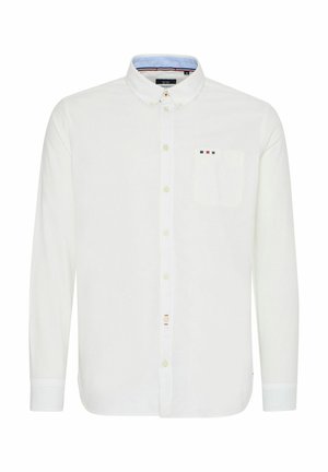 Chemise blanche à manches longues avec col à boutons. Elle présente une poche poitrine et des accents de rayures colorées près de la poche et de la patte de boutonnage. Texture lisse.