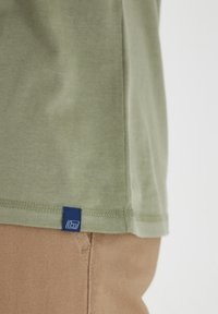 Blend BHDAVIS - T-shirts med print - oil green