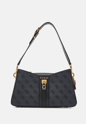 Sort faux læder taske med en struktureret form, der har guldfarvet hardware, prægede logo mønster og en justerbar rem.