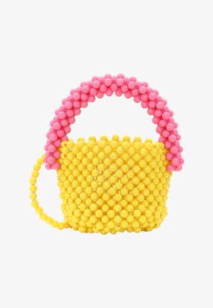 Gelbe Perlenhandtasche mit runder Form. Verfügt über einen pinken Perlengriff, eine offene Oberseite und eine strukturierte Oberfläche mit sphärischen Details.