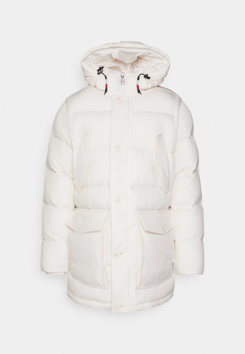 Abrigo de invierno blanco acolchado con capucha, cremallera frontal y botones, cuatro bolsillos y cordones ajustables en la capucha.