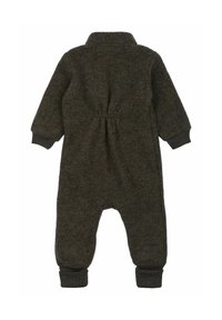 Tmavohnedý, mäkký overal z látky s golierom, elastickým pásom na zadnej strane a rebrovanými manžetami na členkoch.