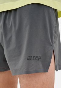 CEP ULTRALIGHT SHORTS LOOSE FIT MEN - Kurze Sporthose - grey