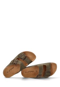 Sandalias de ante en verde oliva con dos hebillas marrones ajustables, plantilla de corcho y suela marrón claro, que presentan un diseño minimalista y abierto.