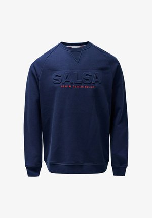 Sudadera azul marino con cuello redondo, mangas raglán y logotipo "SALSA" en relieve en un tono más claro, con el texto rojo "DENIM CLOTHING.CO" debajo.