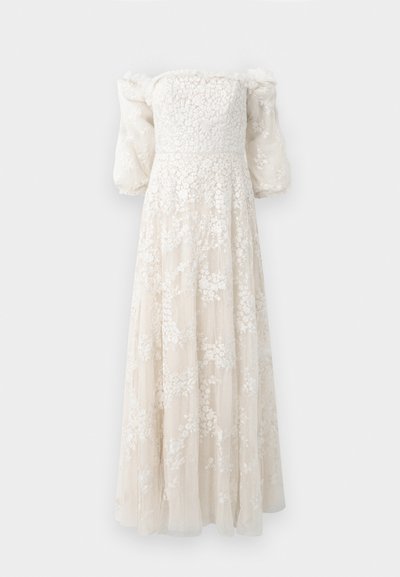 Vestido largo off-the-shoulder en crema con bordados florales texturizados, mangas abullonadas y una falda fluida que llega hasta el suelo.