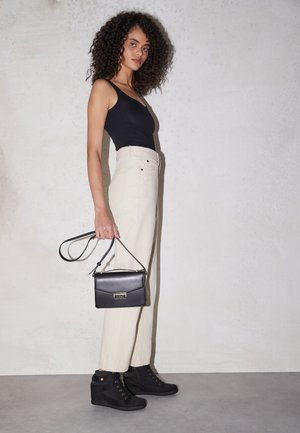 Stradivarius Sac bandouli?�re - black/noir - ZALANDO.FR