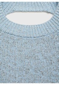 Nahaufnahme eines hellblauen Strickpullis mit silbernen Fadenakzenten und einem runden Ausschnitt mit einem kleinen Schlüssellochausschnitt auf der Rückseite.