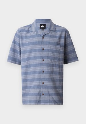 Kortermet skjorte med knappestolpe i lyseblått stoff med hvite horisontale striper, med brune knapper og krage.