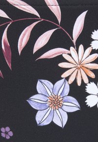Textil mit schwarzem Hintergrund und großen Blumenmustern. Auffällige Farben sind Lila, Orange und Weiß, mit zarten Blättern integriert.