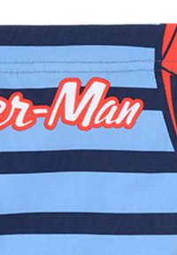 Tessuto a righe blu e blu navy con testo "Spider-Man" in rosso, caratterizzato da una texture liscia e un design casual e sportivo.