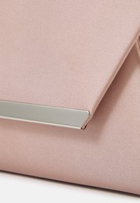Lyserød stofklapsvante med en glat overflade, der har et rektangulært sølvmetallisk accent på forsiden. Enkel design med en flaplukning.