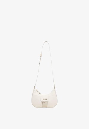 Bolso de hombro de cuero blanco con correa ajustable, solapa frontal con el logo dorado "KLASE" y un discreto detalle beige.