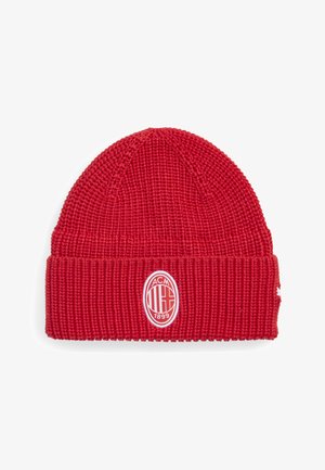 Rode gebreide muts met omgeslagen boord en een ovaal logo met "ACM" en "1899" in witte, gestructureerde stof met een geribd patroon.