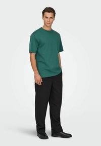 Only & Sons ONSFRED LIFE RLX SS TEE NOOS - Βασικό μπλουζάκι - mallard green