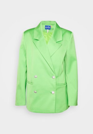Hellgrüner, doppelt geknöpfter Blazer mit breitem Revers und vier dekorativen silbernen Knöpfen, auf schlichten Hintergrund dargestellt.