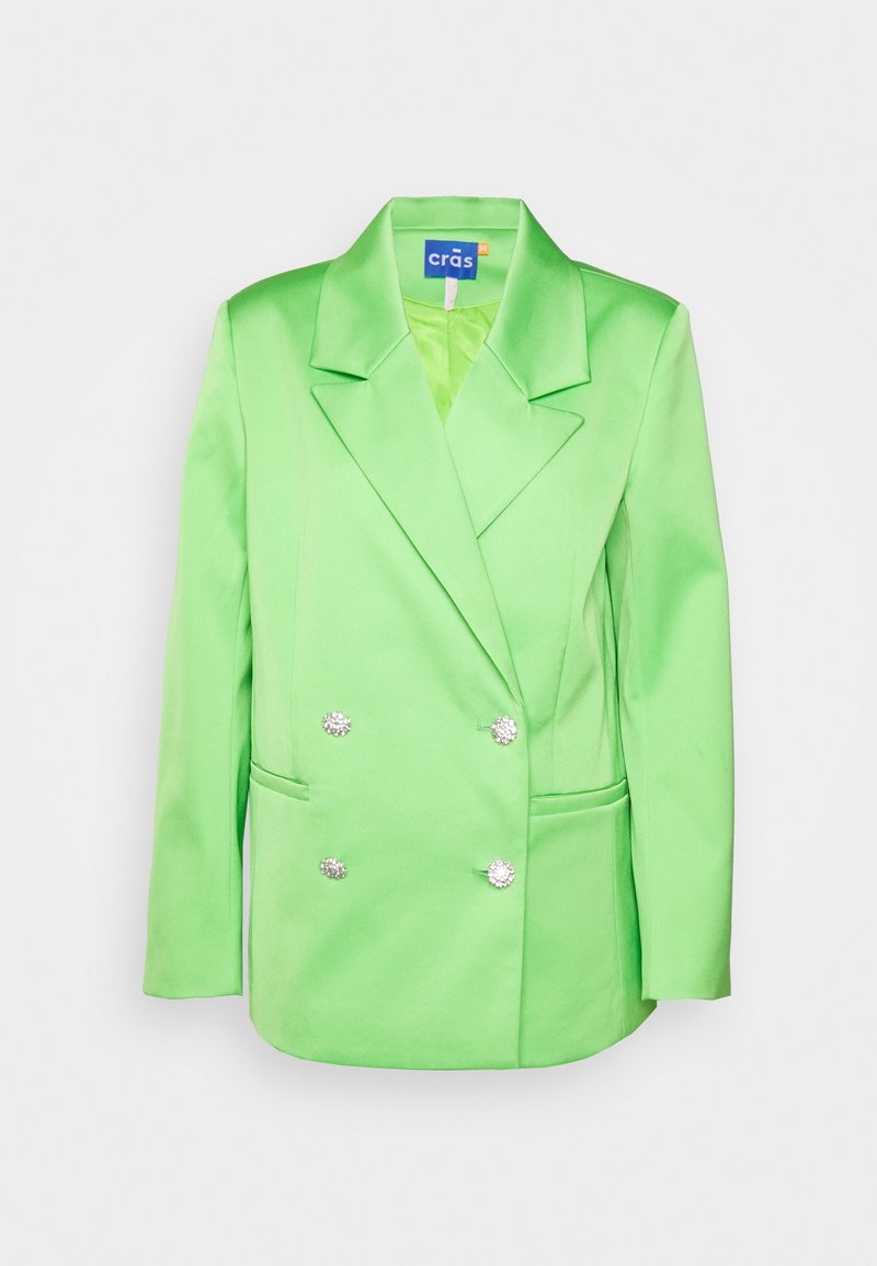 Blazer vert vif à double boutonnage avec de larges revers et quatre boutons décoratifs argentés, présenté sur un fond uni.