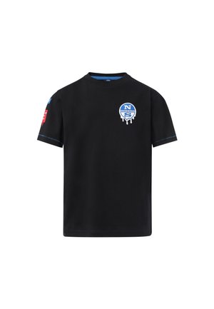 Camiseta negra de manga corta con logo "NS North Sails" en azul y blanco en el pecho y texto gráfico en rojo y azul en la manga izquierda.