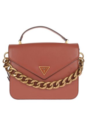 Bruine leren handtas met gouden kettingdetail en bovenste handvat, met een gouden driehoekig Guess USA-logo op de voorflap.