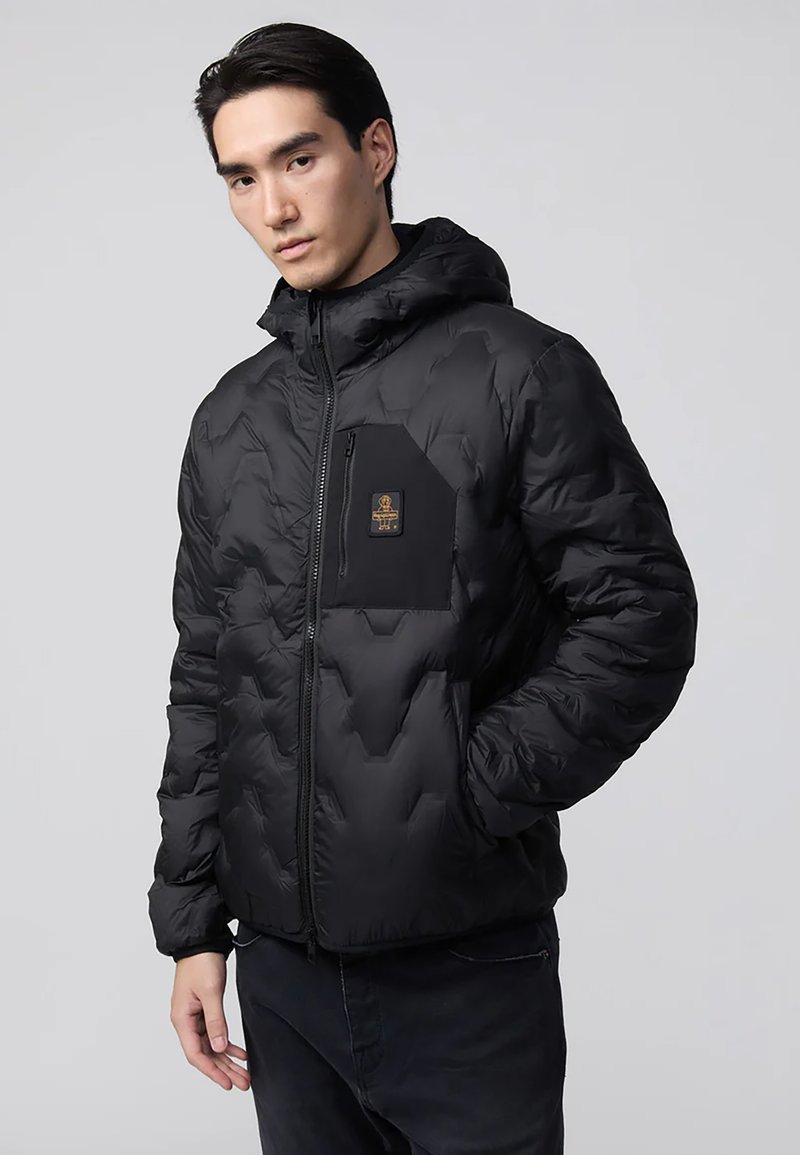 Giacca a vento nera con cappuccio, dotata di zip frontale, motivo trapuntato esagonale e taschino sul petto con patch-logo.