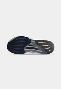Die Außensohle des Schuhs zeigt ein mehrfarbiges Design mit marineblauen, grauen und durchscheinenden Elementen. Strukturierte Rillen verbessern den Halt und die Stabilität.