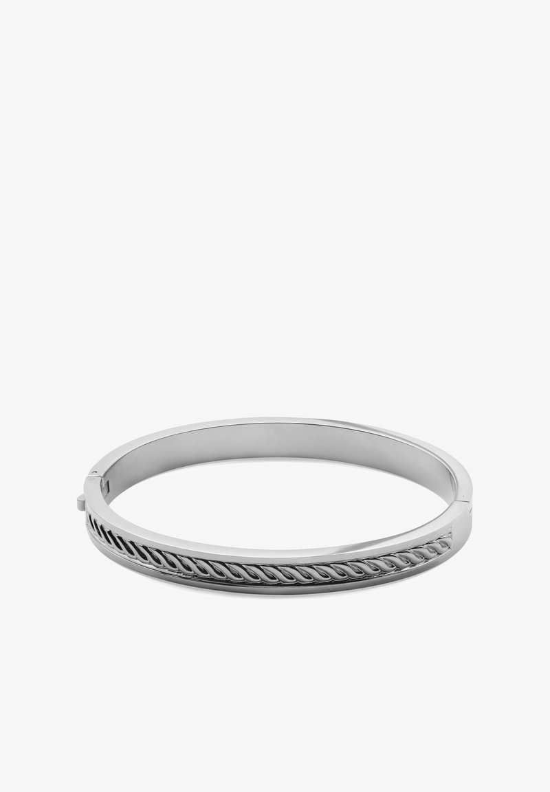 Silverfärgad armring med en slät, polerad yta och ett tvinnat repmönster längs kanten. Cirkulär form, stilren design.